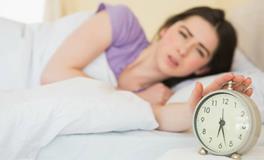 这几种东西千万别放床头，破坏风水影响健康！