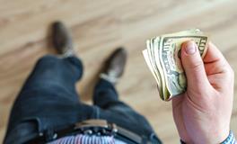 梦见拿钱给别人