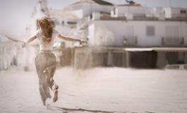 梦见别人车翻了人没事