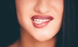 梦到自己掉了两颗大牙