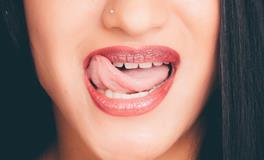 梦到自己掉了三颗上牙