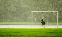 梦见外面下雨我在屋里