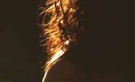 女人梦见掉一大把头发