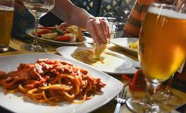 梦见和朋友一起吃饭