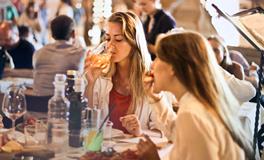 梦见好多人在我家吃饭