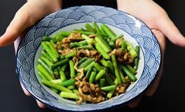 梦到在别人家吃饭