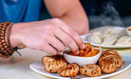 梦到去别人家吃饭