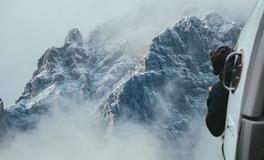 梦见别人用石头砸自己是什么意思