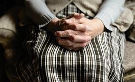 梦见自己抱着奶奶