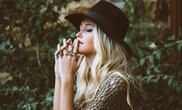 梦见一个手戴戒指的女人