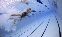 梦见自己在海里游泳