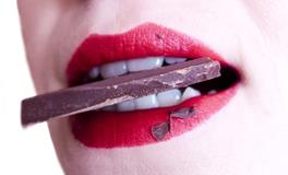 梦见吃饭时门牙掉了