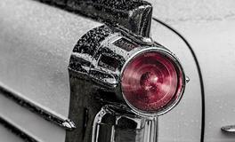 梦见自己的汽车落入水中