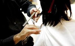 梦见别人帮我剪头发