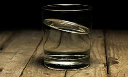 梦见自己很渴喝了脏水