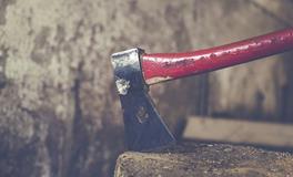 梦见帮老人家劈柴火