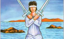 塔罗牌宝剑二正位代表什么意思？