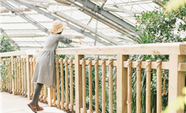 属鸡的模特在T台上跌倒后的优雅逆袭