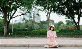 属鼠的模特在T台上跌倒后的优雅逆袭