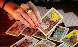 卡牌预言：2025年——你的桃花盛开还是事业腾飞？